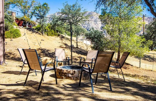 Kernville Cabina | Golden Deer Cabin: 3-Story Cozy Lodge, Game Room, Fire Pit, Mountain View, River