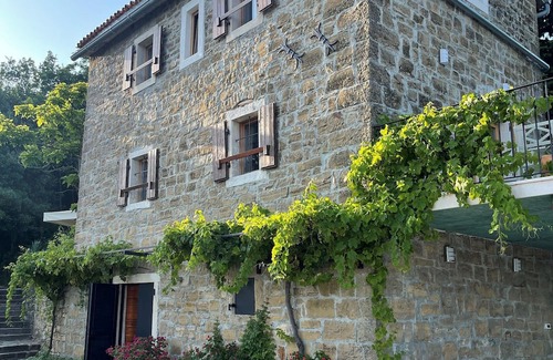 Oprtalj Cabaña | Charming 2-bedroom cottage with swimmingpool in welcoming Oprtalj with WiFi, AC