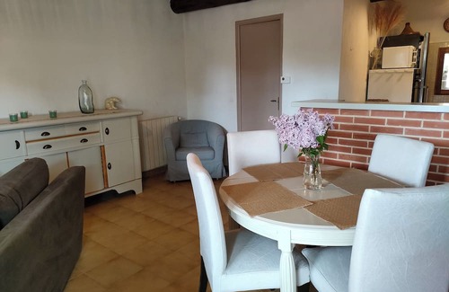 Le Barroux Apartamento | Accommodation with terraces and swimming pool in the center of the village of Le Barroux