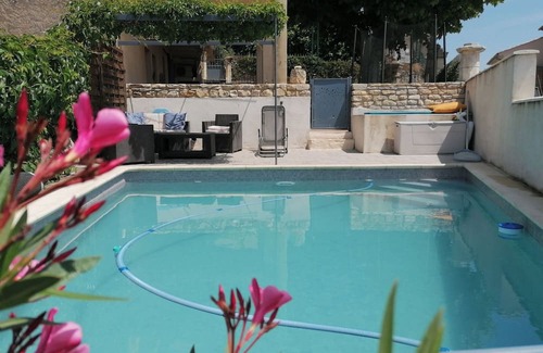 Le Barroux Apartamento | Accommodation with terraces and swimming pool in the center of the village of Le Barroux