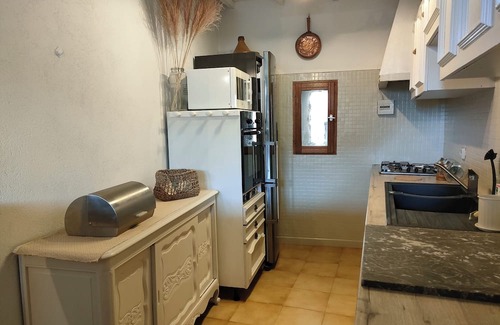Le Barroux Apartamento | Accommodation with terraces and swimming pool in the center of the village of Le Barroux