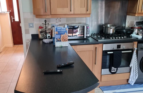 Sherborne St. John Casa | 4 Bed house with 4 cozy en-suites, large kitchen, 15 mins walk from hospital