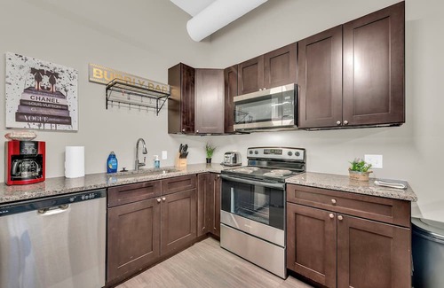 Waldron Casa | Modern & Nice Place in Kansas Free Parking & WiFi Near Airport Very Convenient