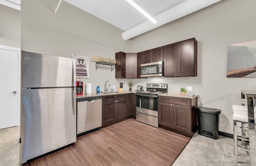 Waldron Casa | Modern & Nice Place in Kansas Free Parking & WiFi Near Airport Very Convenient