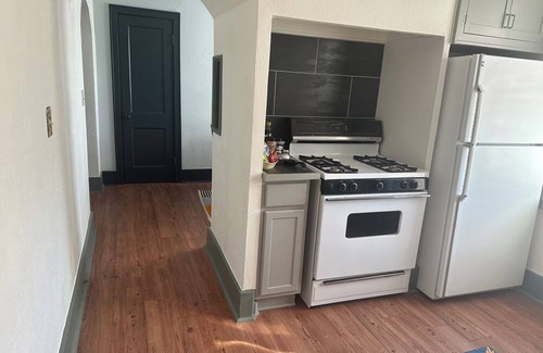 Fayetteville Apartamento | Why Drive When you can Walk? Off Dickson Top Floor Apartment