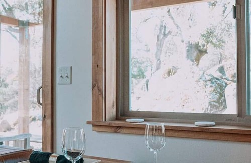 Mariposa Casa | Cozy & Quiet Couples Getaway Minutes to Yosemite