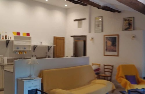 Reynes Apartamento | Sunlight 2BR retreat in scenic Pyrénées Orientales à Reynes.