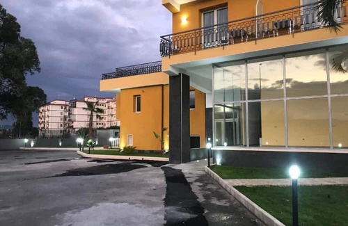 Contrada Pantano d'Arci Apartamento | Apartment 'Camera 201 Con Balcone - Terrazza' with Mountain View, Wi-Fi and Air Conditioning