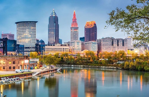 Downtown Cleveland Casa | 2 Modern Rooms w/Restaurant and Bar in the Heart of Cleveland