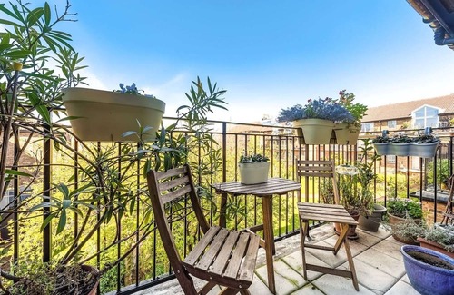 St. Mary's Park Apartamento | ☘ Bright & Smart 2 King-sized Bedroom Haven by the Thames & Battersea Park 🌞