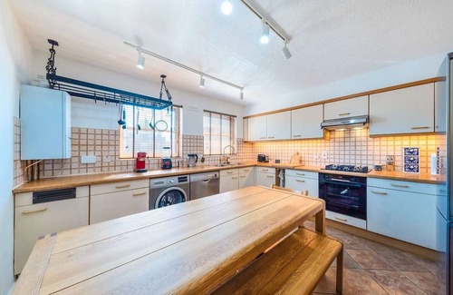 St. Mary's Park Apartamento | ☘ Bright & Smart 2 King-sized Bedroom Haven by the Thames & Battersea Park 🌞