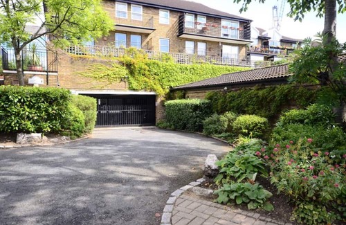 St. Mary's Park Apartamento | ☘ Bright & Smart 2 King-sized Bedroom Haven by the Thames & Battersea Park 🌞