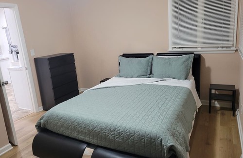Charlotte Apartamento | Quiet, Beachside Modern 2-bedroom with WiFi and AC in charming Rochester