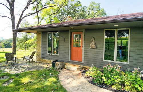Mineral Point Cabaña | Cozy Cottage with Driftless Views. Fireplace, outdoor trails, and close to town.