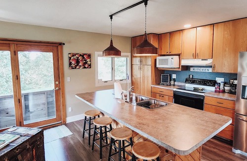 Mineral Point Cabaña | Cozy Cottage with Driftless Views. Fireplace, outdoor trails, and close to town.