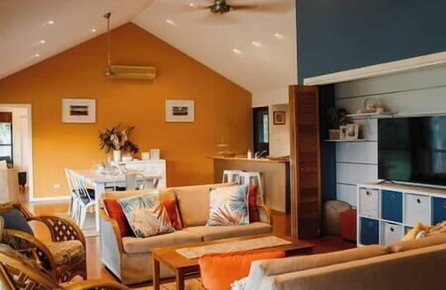 Mowbray Casa | Valley Views Lodge- Country home in Port Douglas