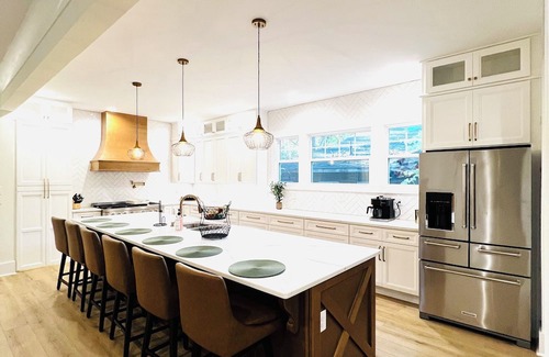 Norwood Casa | Spacious custom designed bungalow with 6 bedrooms & wifi in enjoyable Birmingham