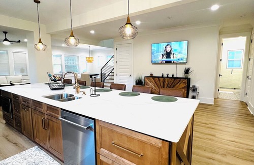 Norwood Casa | Spacious custom designed bungalow with 6 bedrooms & wifi in enjoyable Birmingham