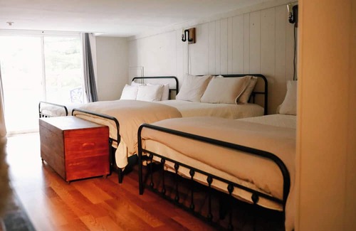 Cheboygan County Casa | Cozy 1-loft room house with Fast WiFi, in charming Indian River. Near Mackinaw.
