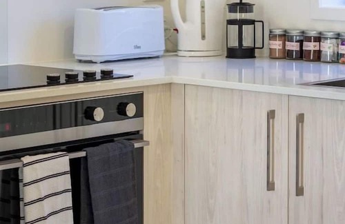 Henderson Casa | Conveniently Located 2BR Townhouse in West AKL