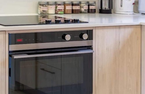 Henderson Casa | West AKL Gem: 2 Bed - Trust Arena Proximity