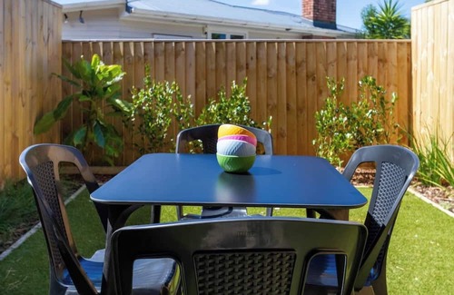 Henderson Casa | West AKL Gem: 2 Bed - Trust Arena Proximity