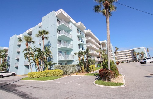 New Smyrna Beach Condominio | ☀️Beachfront Corner Unit-Pool-Sea Coast Gardens II 301☀️