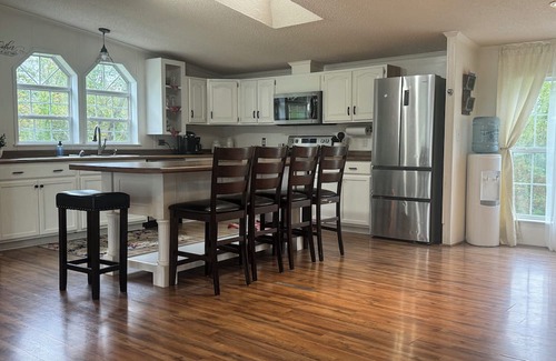 Montgomery Casa | Spacious house with an open floor plan. Family friendly. Serene back yard.