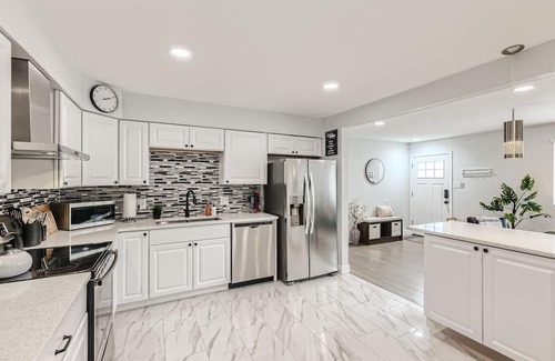 Lamar Heights Area Casa | 2BR Private Getaway w/Fenced Yard, Pet Friendly