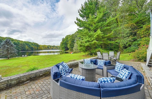 Higganum Casa | Luxe Lake House in Connecticut: Private Dock