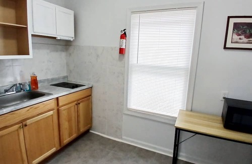 New London Apartamento | Cozy small bedroom for one person. Only half mile from Rt.95