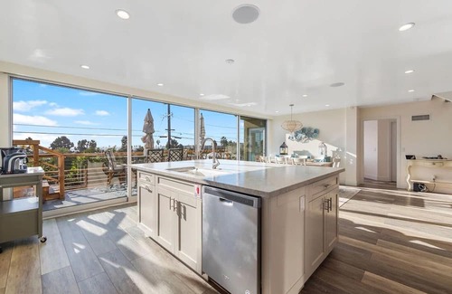 Townsite Casa | A Wave From It All - New Listing with a hot tub