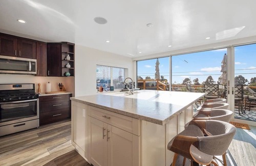 Townsite Casa | A Wave From It All - New Listing with a hot tub