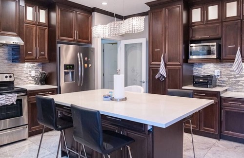Burnaby Casa | Newly Listed Central Suite near Skytrain