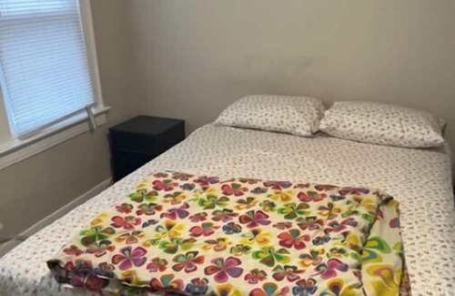 Robertsdale Casa | Charming 2-bedroom house in delightful Whiting with AC, WiFi