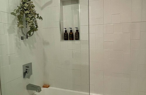 Central Lonsdale Apartamento | Clean, quiet, stylish suite for rent. Walking distance to Lions Gate Hospital!