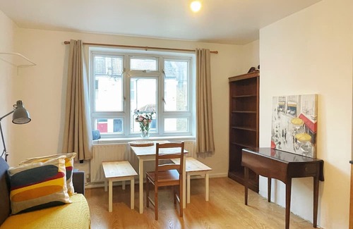 Hammersmith and Fulham Apartamento | Wonderful 3-bedroom apartment in Hammersmith, London. 5 mins to tube and Thames