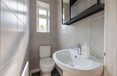 Hammersmith and Fulham Apartamento | Wonderful 3-bedroom apartment in Hammersmith, London. 5 mins to tube and Thames