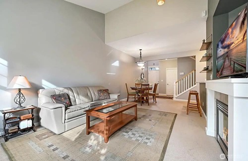 Snoqualmie Ridge Casa | SQ100: Charming 2-bedroom house with WiFi and AC in delightful Snoqualmie