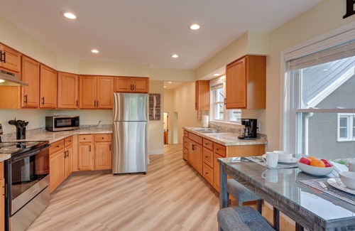 Bay City Apartamento | Riverfront Getaway 4 Mi to Downtown Bay City!