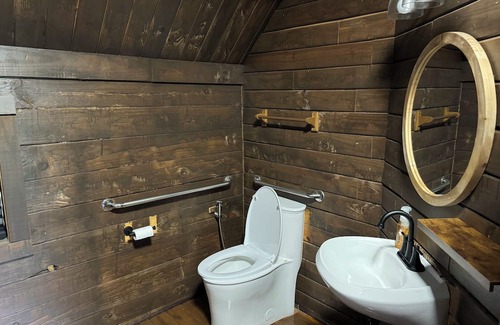 Crown Point Cabina | Cozy cabin in wonderful Marrero with WiFi, AC Cabin 6