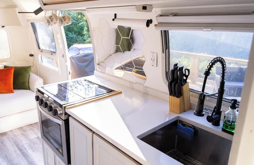 Sand Gap Casa | Mountain Air Escape's Airstream Excella w/Hot Tub- Couples Retreat