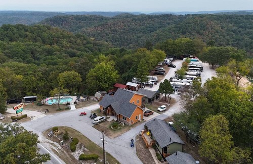 Eureka Springs Alquiler De RV | Route 62 Luxury Voyager Camper