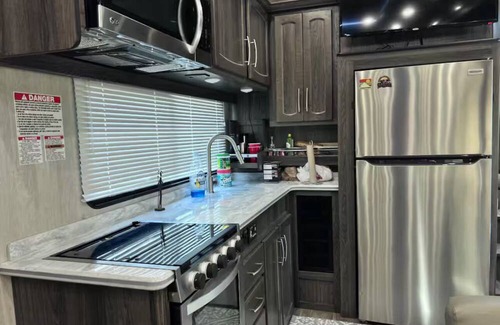 Eureka Springs Alquiler De RV | Route 62 Luxury Voyager Camper