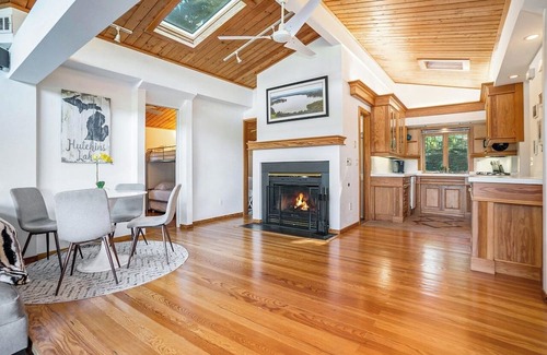 Fennville Casa | Charming Lake House Getaway on Hutchins Lake