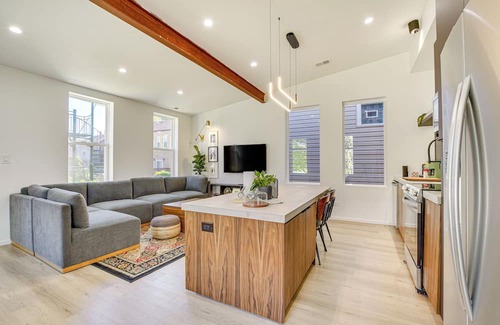 Pilsen Apartamento | 3 Mi to Dwtn: Chic Apartment in Chicago!
