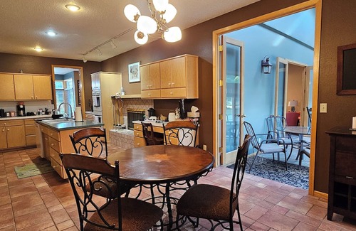 Aberdeen Casa | Deer Creek Country Escape - spacious 5 bedrooms with a private walking trail