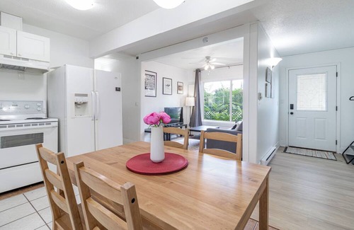 South Central Casa | 2 Bedroom Duplex near Hospital, Parking.