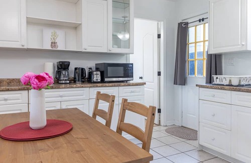 South Central Casa | 2 Bedroom Duplex near Hospital, Parking.