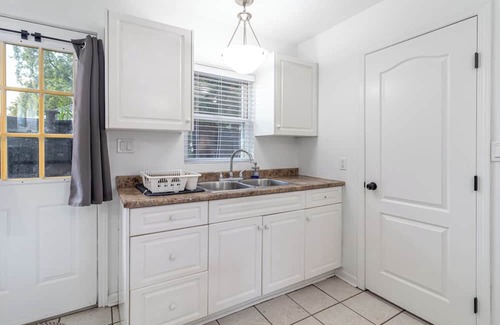 South Central Casa | 2 Bedroom Duplex near Hospital, Parking.